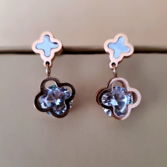 Rose gold dangle earrings - Picture 2 of 2
